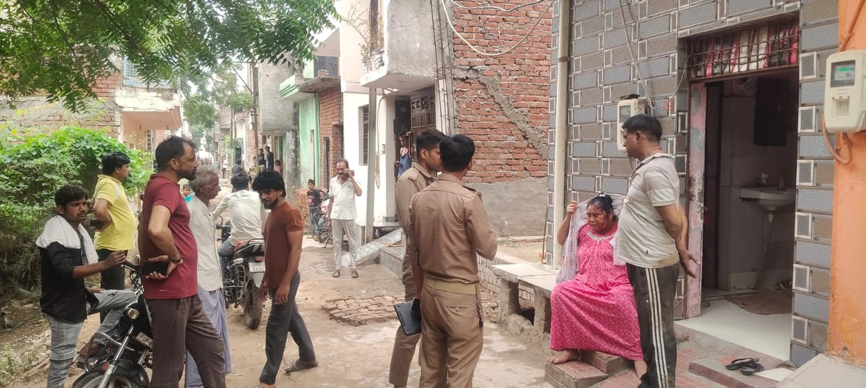 Bloody clash over drain dispute Four injured in fighting with sticks  agra n