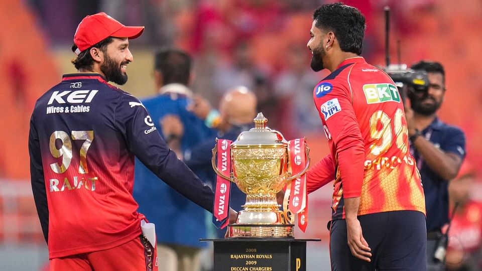 IPL 2025: खिताबी जंग के लिए तैयार श्रेयस अय्यर और रजत पाटीदार, अहमदाबाद के मैदान पर मिलेगा नया चैंपियन ipl 2025 pbks vs rcb shreyas iyer rajat patidar captains meet at narendra modi stadium ahmedabad see pictures
