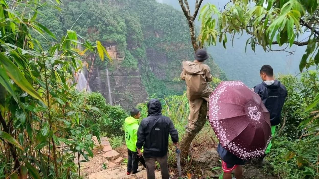 Indore Couple News Raja Raghuwanshi Murder Case Investigation Dead Body Found In Shillong - Amar Ujala Hindi News Live - Indore Couple:हादसा या हत्या? उलझी राजा की मौत की गुत्थी, उसी क्षेत्र