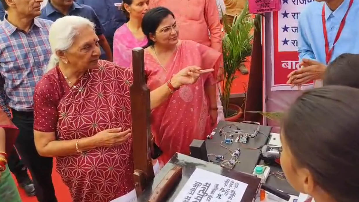 Governor Anandiben Patel appreciated the students' models at the exhibition