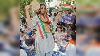 शिक्षा सेवा चयन आयोग पर प्रदर्शन करते प्राथमिक शिक्षक भर्ती के अभ्यर्थी।