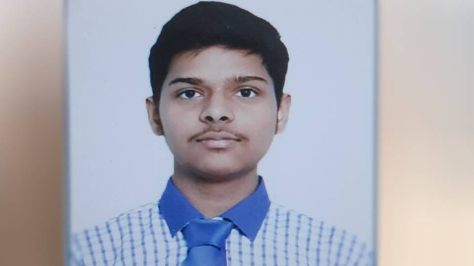 JEE Advanced Result 2025 Shreyas from Lucknow topped UP got 68th rank in country happiness in family