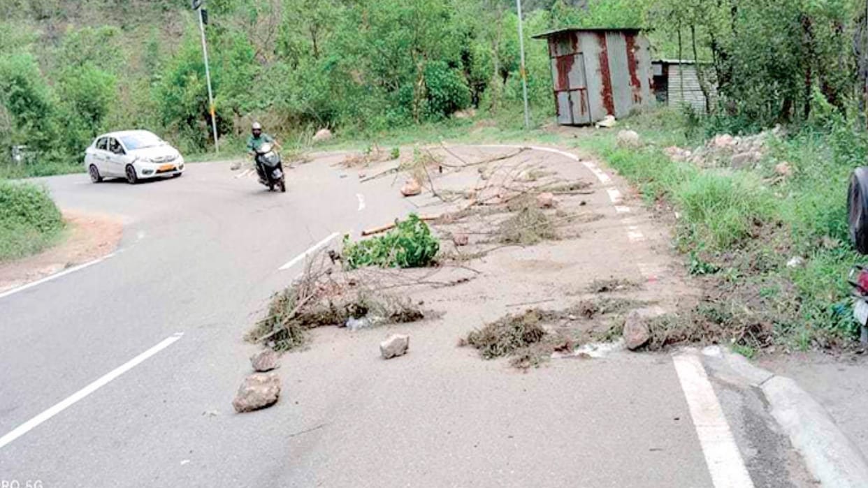 One lane of Shimla-Dharamshala highway has been blocked for three days, Rajan Kant has planted stones and bush