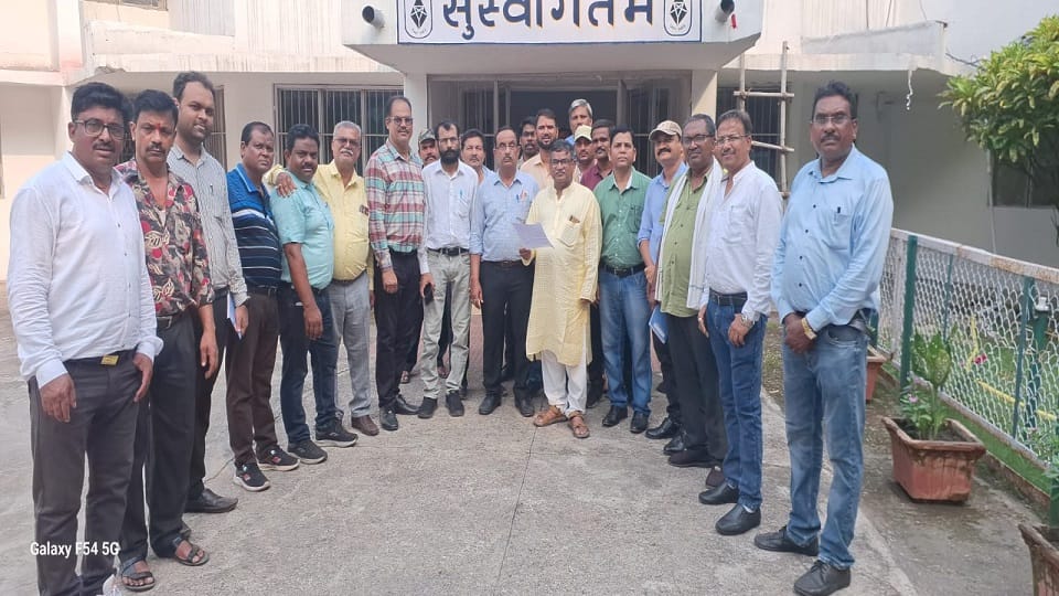 Pile of problems in SECL colony team of Regional Welfare Committee SECL visited in Korba