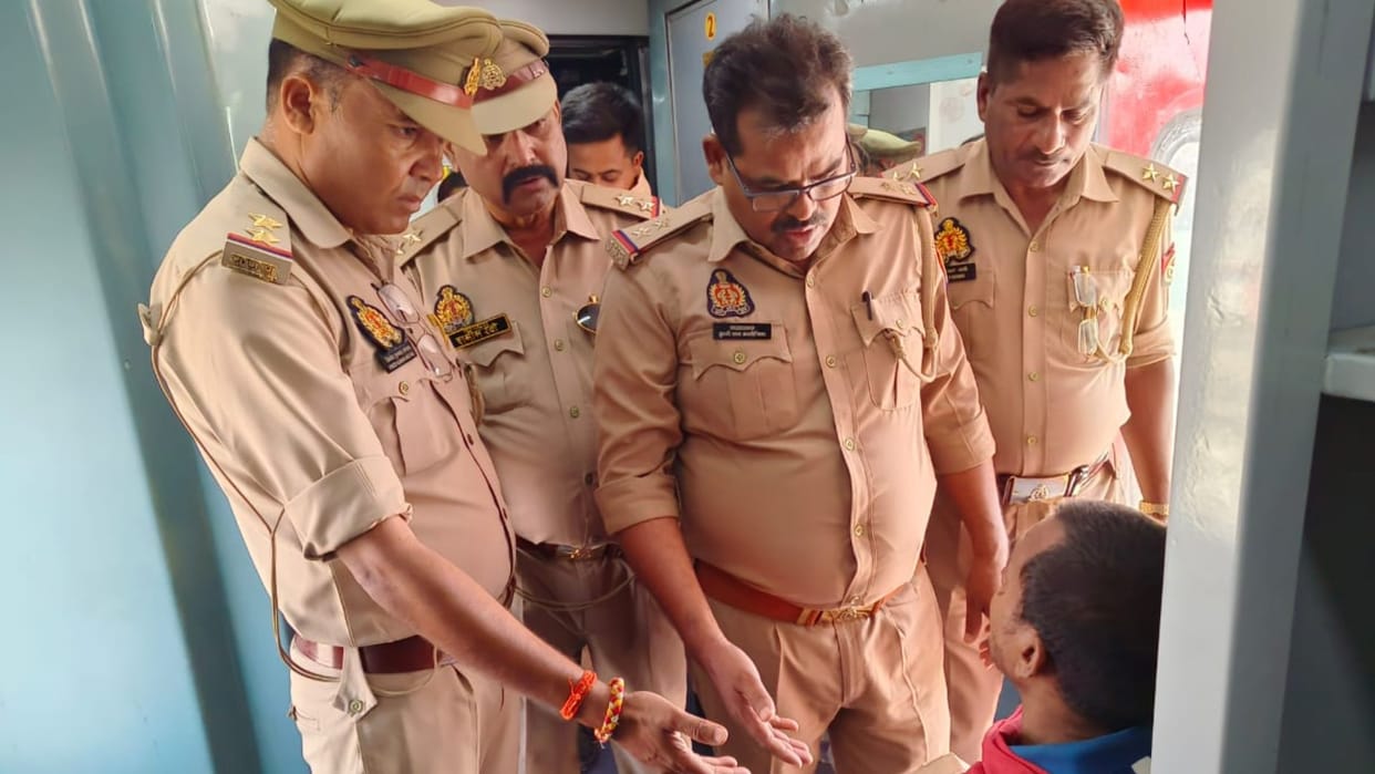 RPF and GRP alert on information of bomb in Kashi Express train in jaunpur