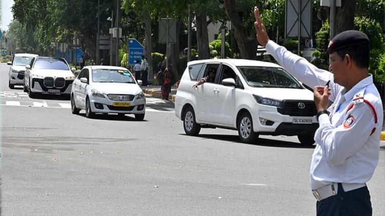 Delhi: दिल्ली वाले कहीं भी पार्क कर देते हैं वाहन,  राजधानी में सबसे ज्यादा इस वजह से काटे गए चालान