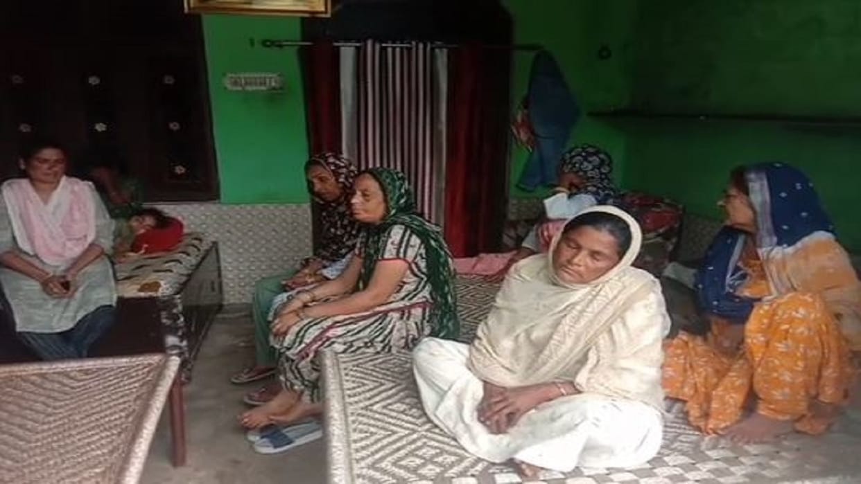 miscreants looted the family by taking them hostage in pilibhit