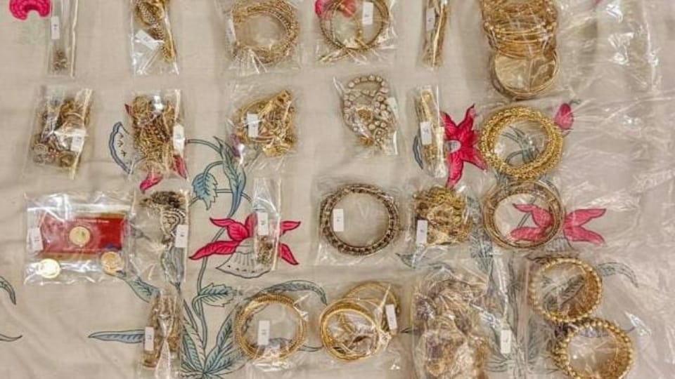 Chandigarh News Cbi Raids on IRS Officer Amit Kumar Singhal House Seizes Gold and Cash Details in Hindi