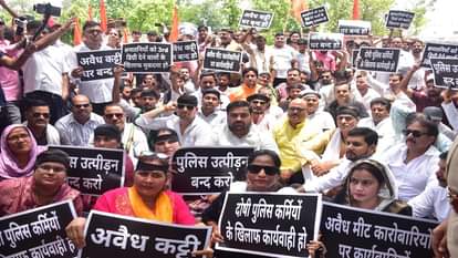 एसएसपी कार्यालय के बाहर गेट पर धरना पर बैठे अखिल भारतीय करणी सेना के पदाधिकारी