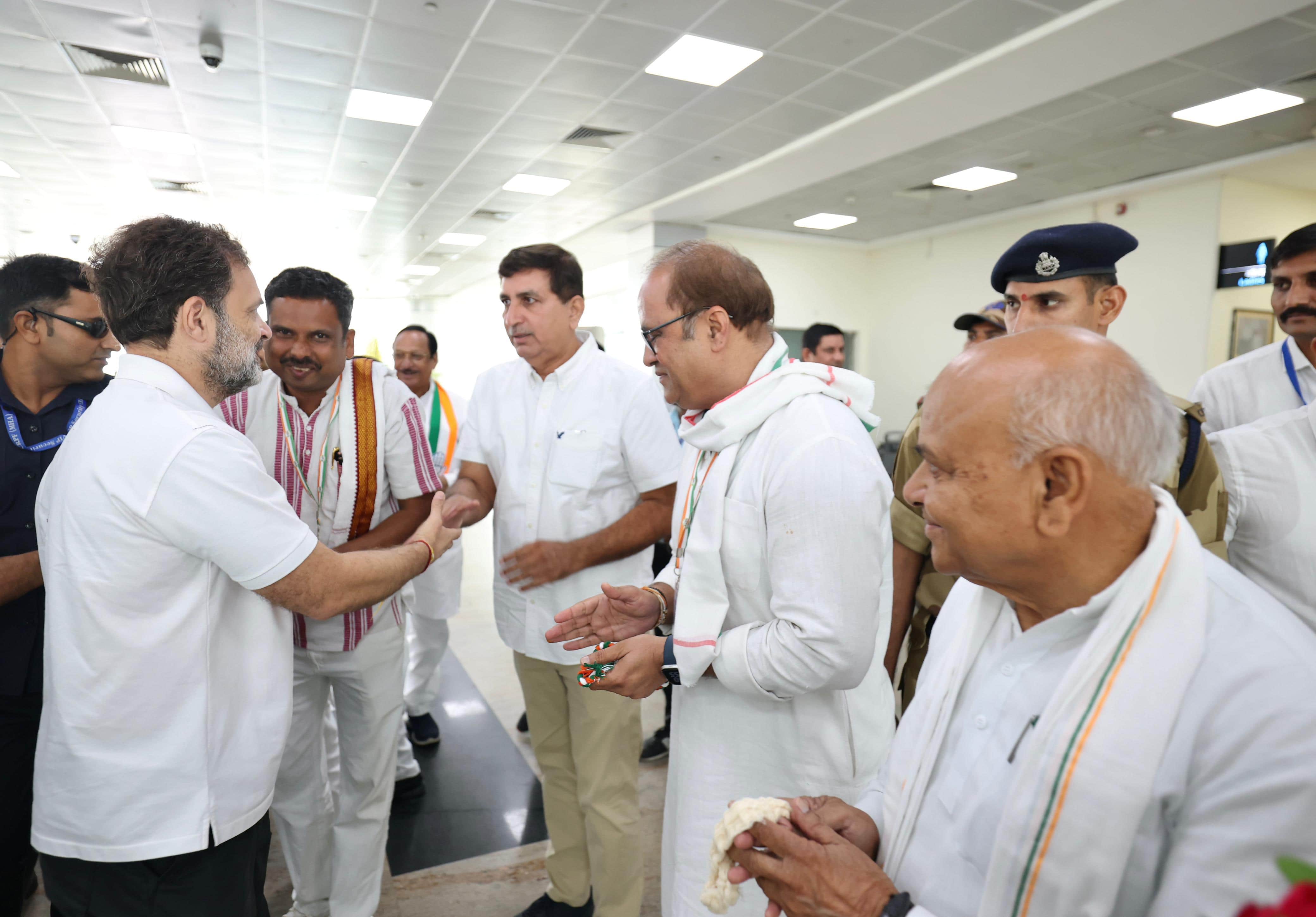 MP News: Rahul Gandhi reached Bhopal, Congress leaders gave him a warm welcome, organization creation campaign
