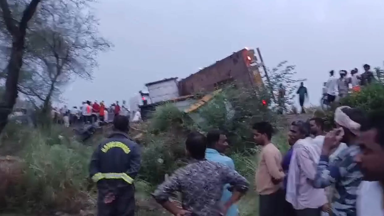 Fatehpur Accident: Trailer overturns on e-rickshaw after hitting it, couple dead, nine injured