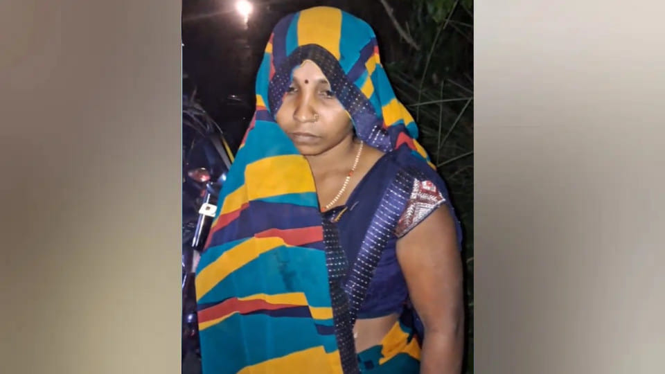 In Gorakhpur, a wife got angry with her husband and jumped into the Rapti river, then swam out on her own