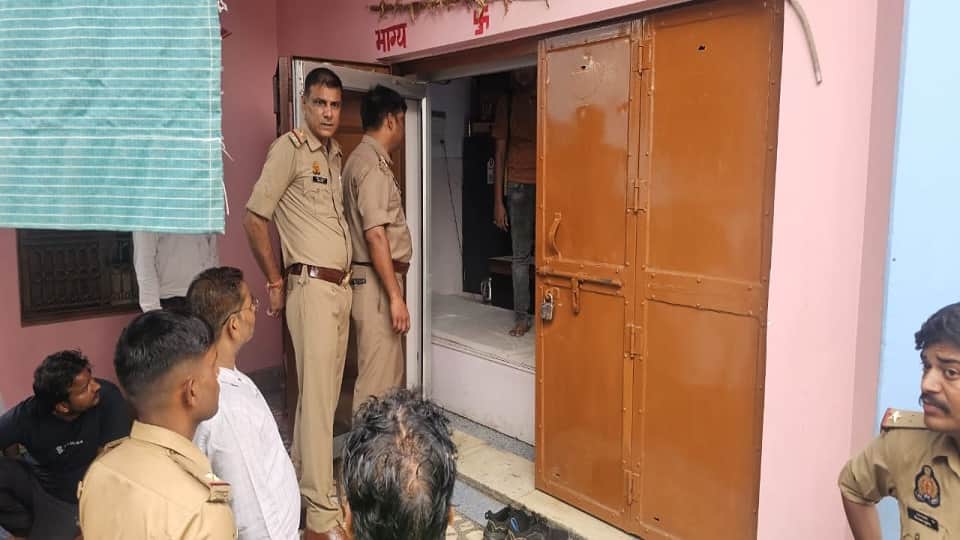 Husband absconded after brutally killing wife and daughter in Agra