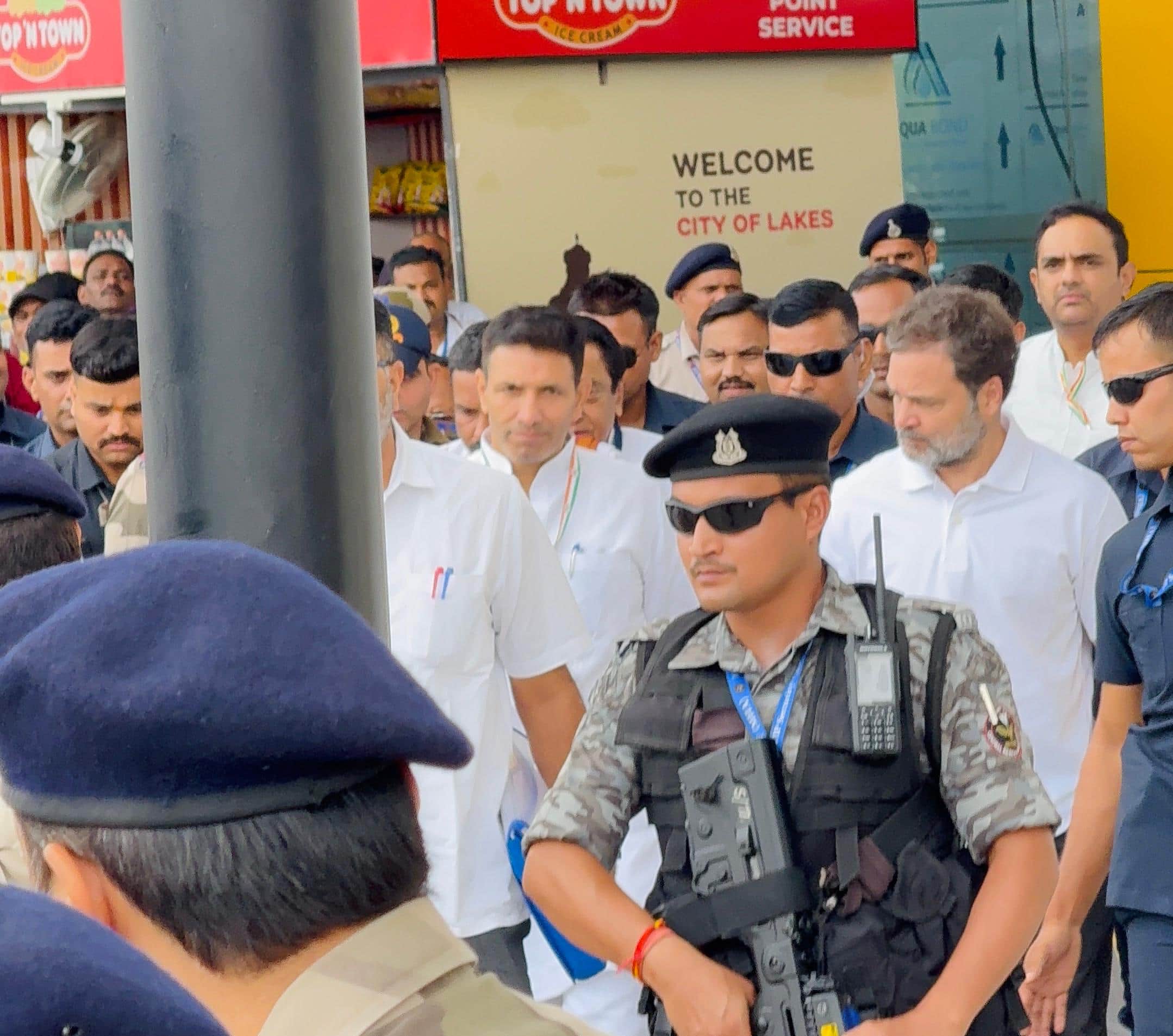 MP News: Rahul Gandhi reached Bhopal, Congress leaders gave him a warm welcome, organization creation campaign