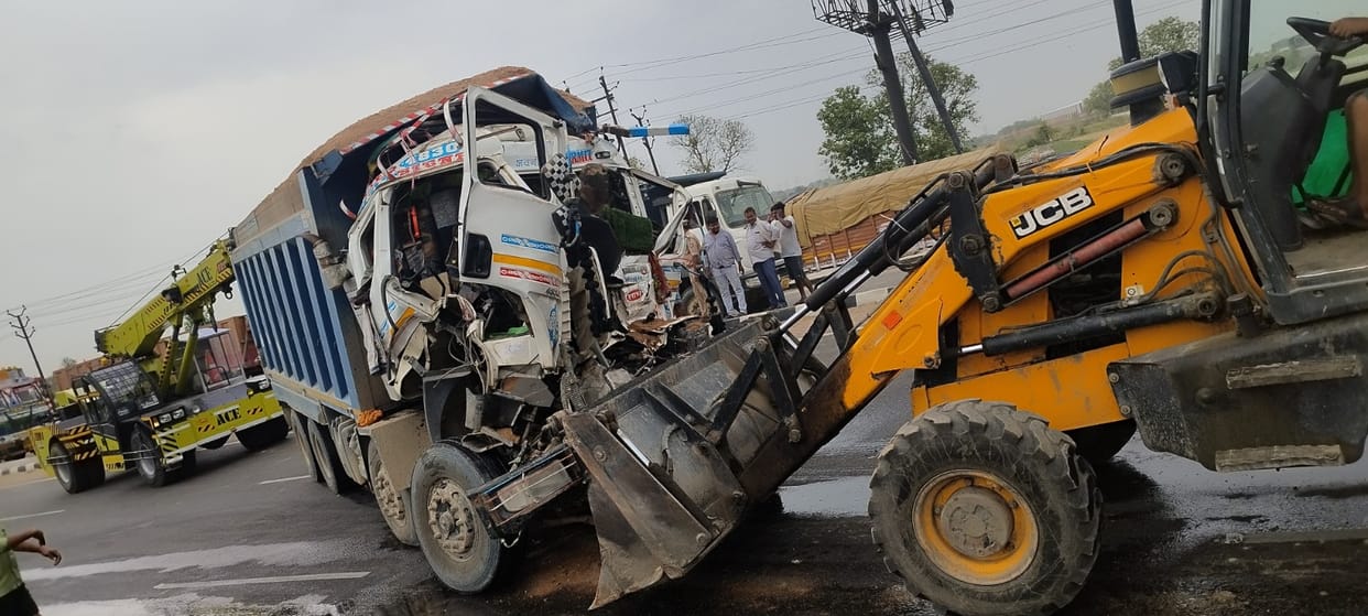 Kanpur Road Accident Two dumpers collide fiercely on the highway helper dies and driver seriously injured
