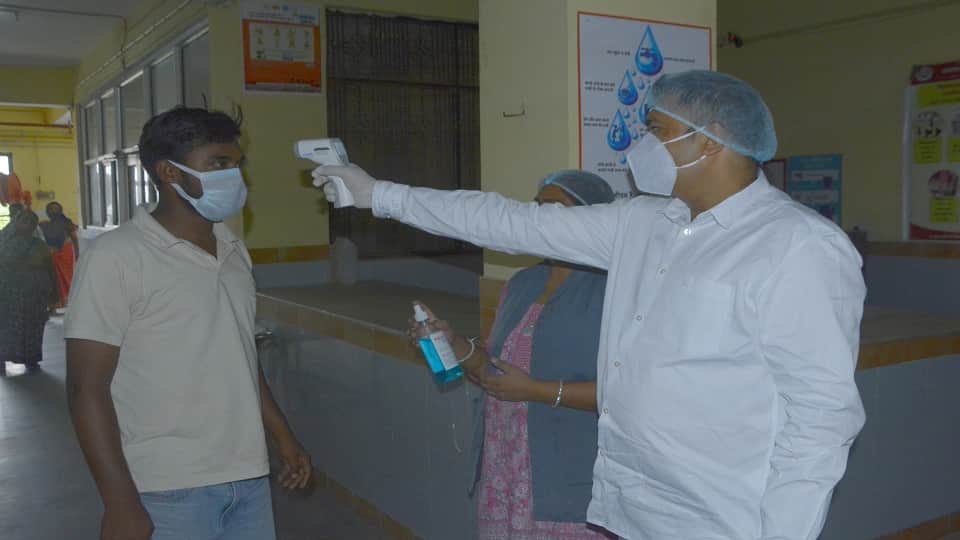 45 corona patients found in Noida three children found infected active cases cross 100