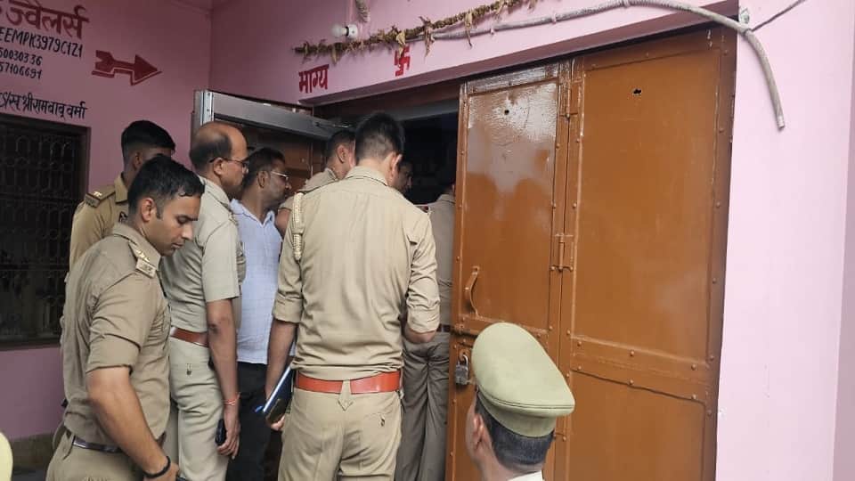 Husband absconded after brutally killing wife and daughter in Agra