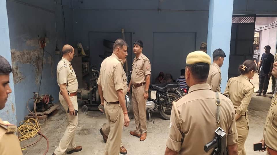 Husband absconded after brutally killing wife and daughter in Agra