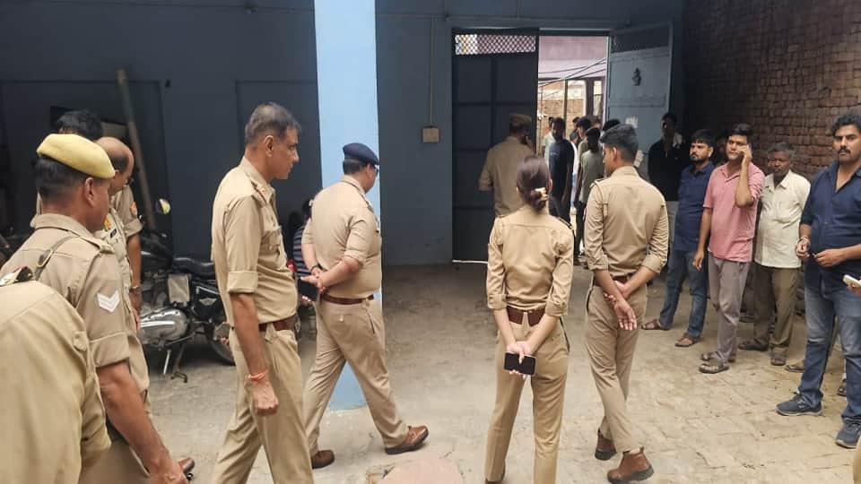 Husband absconded after brutally killing wife and daughter in Agra