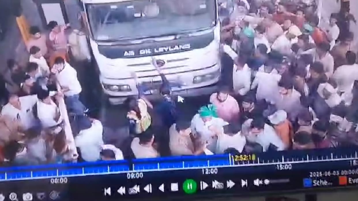 Farmers create ruckus at Luharli toll plaza in Greater Noida