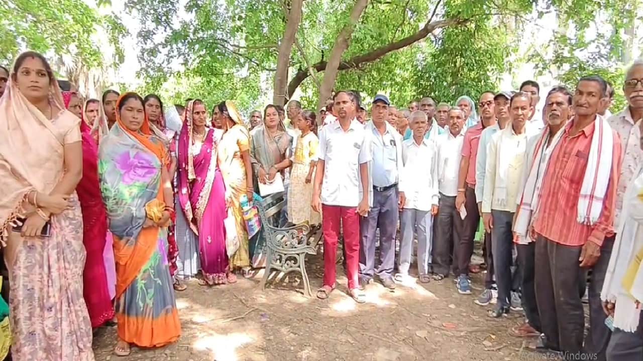 मौके पर मौजूद ग्रामीण