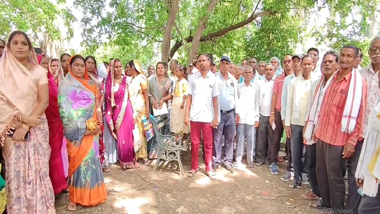 मौके पर मौजूद ग्रामीण