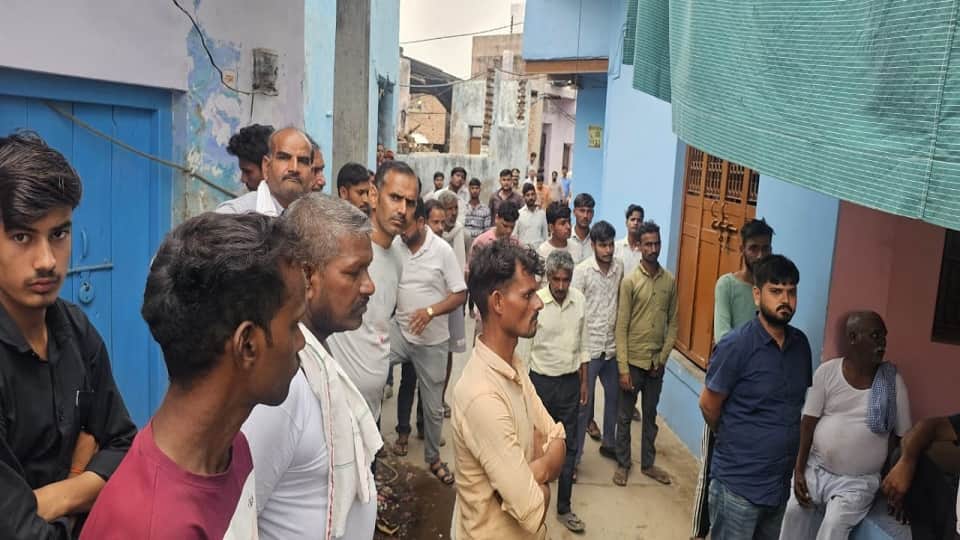 Husband absconded after brutally killing wife and daughter in Agra