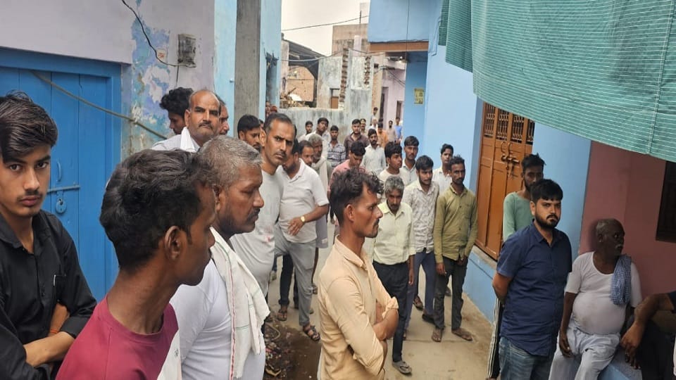 Husband absconded after brutally killing wife and daughter in Agra