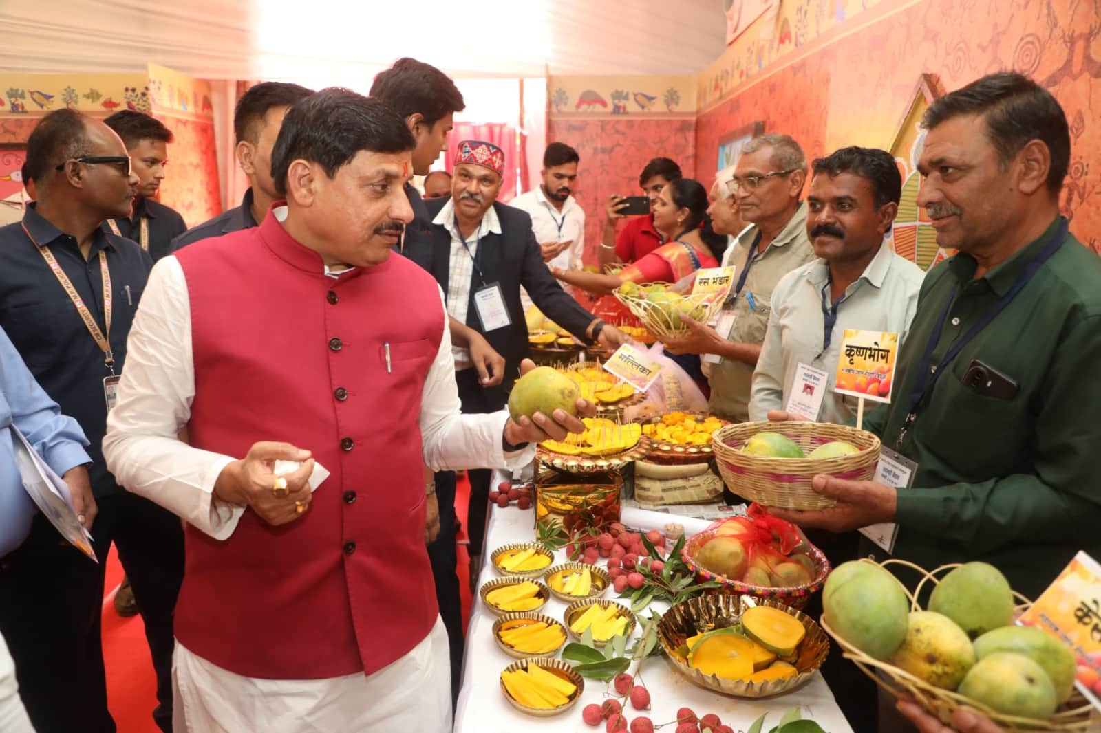 MP News: Chief Minister Dr. Yadav inaugurated the "Mango Festival" by tasting Bombay Green and Mani Prabha var