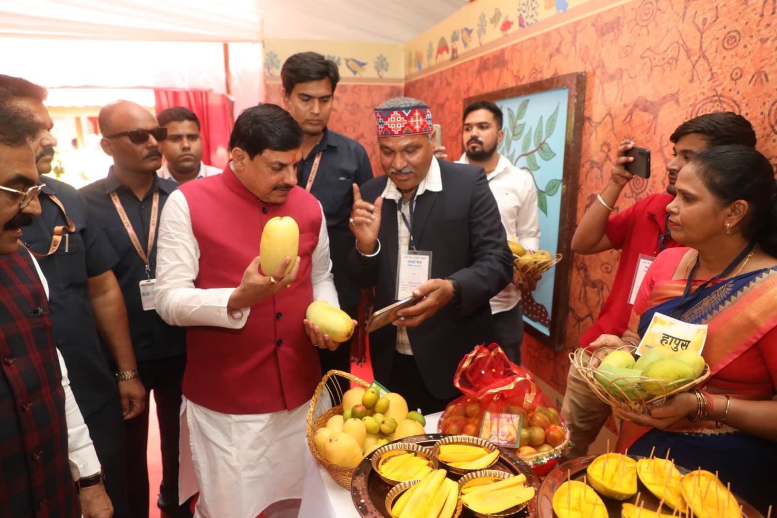 MP News: Chief Minister Dr. Yadav inaugurated the "Mango Festival" by tasting Bombay Green and Mani Prabha var