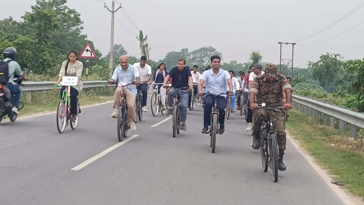 Bihar: DM and Superintendent of Police rode bicycles on World Bicycle Day