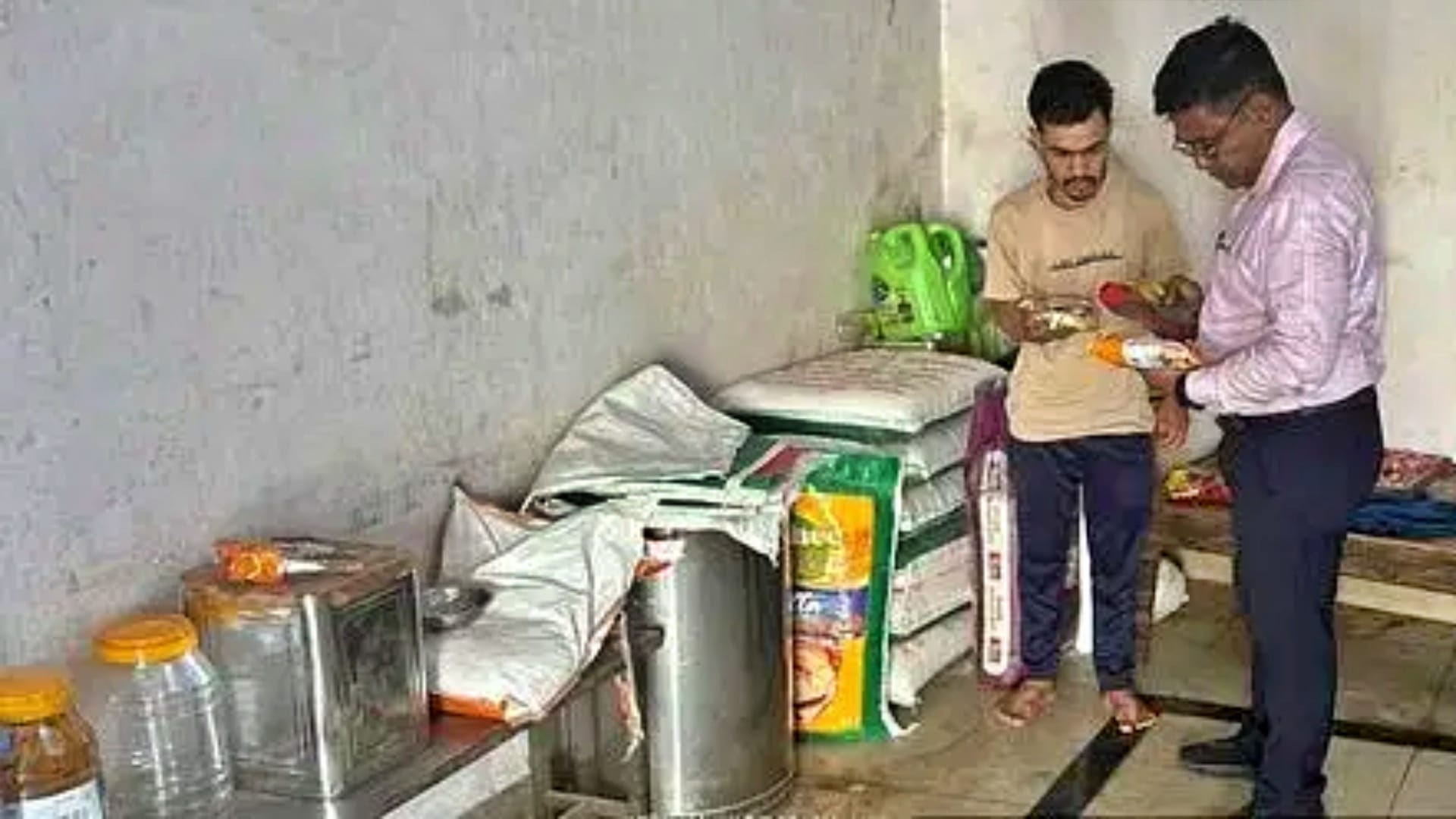 खाद्य सामग्री के नमूने लेते खाद्य सुरक्षा अधिकारी