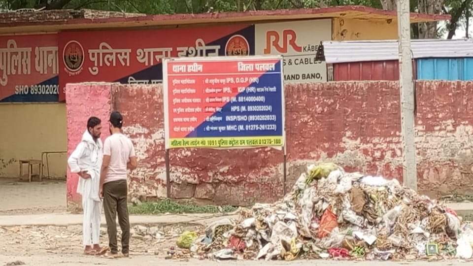 Police issued challan of 22 thousand rupees of a bike in Hathin angry sanitation worker dumped garbage in fron