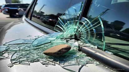 विवाद में फोड़ दिया शीशा।