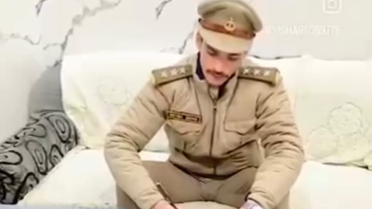 man became fake inspector wearing police uniform his wife exposed him in Bareilly