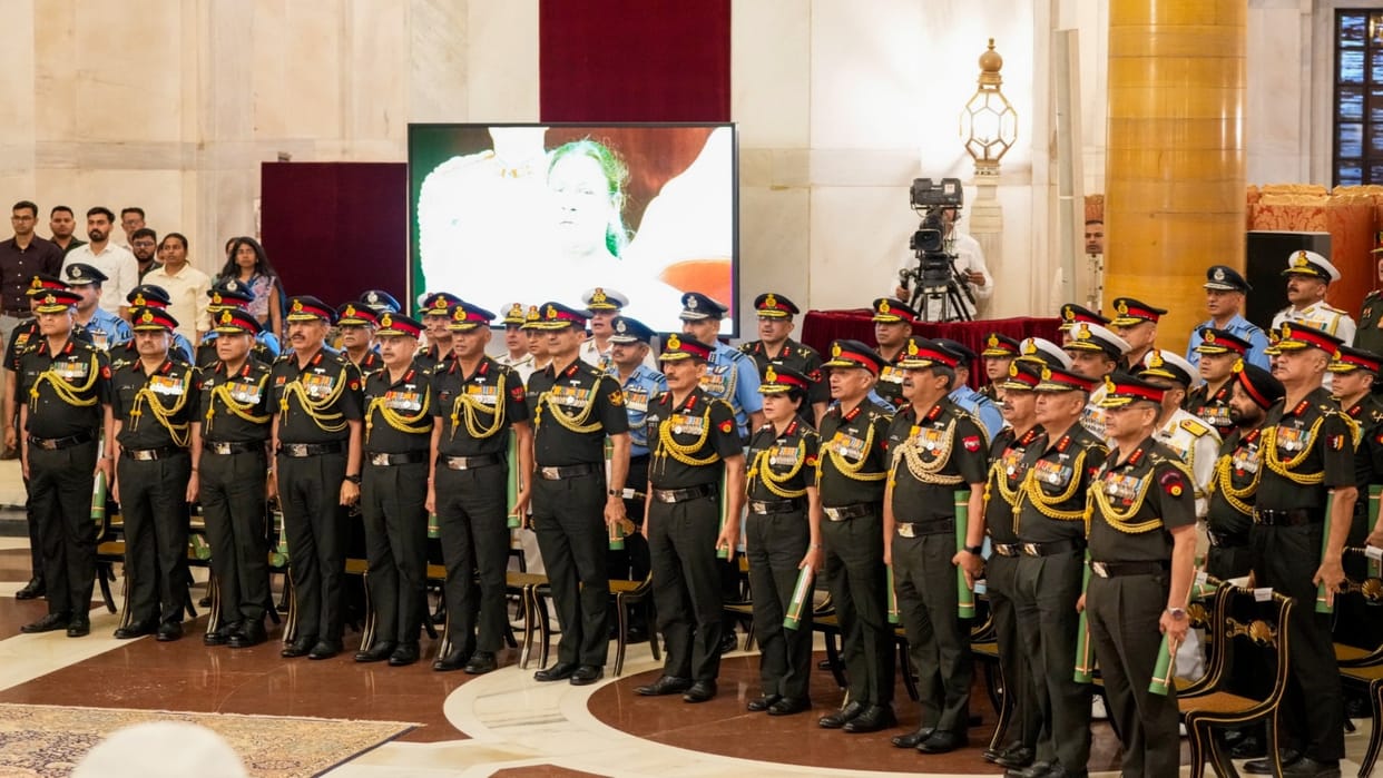 President Murmu confers 92 distinguished service decorations, 30 awardees get PVSM News In Hindi