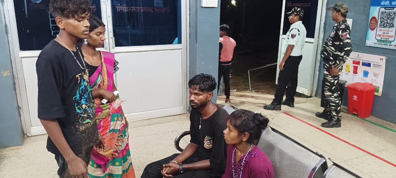 अस्पताल पहुंचे मृत युवक के परिजन।