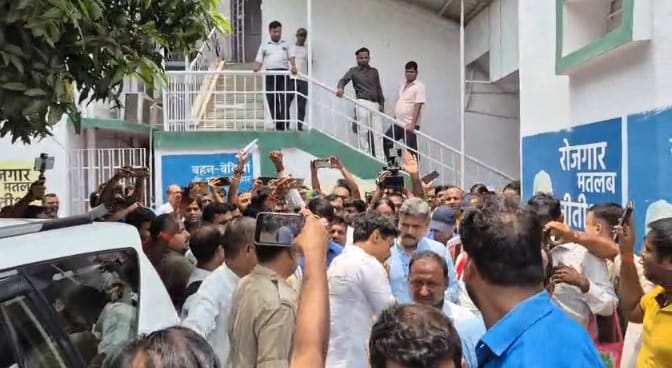 Bihar: Many teachers reached JDU office, gheraoed the education minister; Pay scale, state workers, BPSC TRE