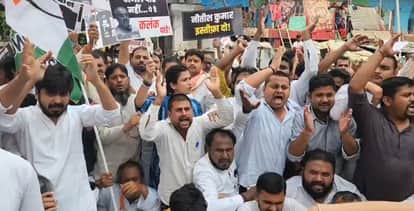 पटना में प्रदर्शन करते कांग्रेसी।