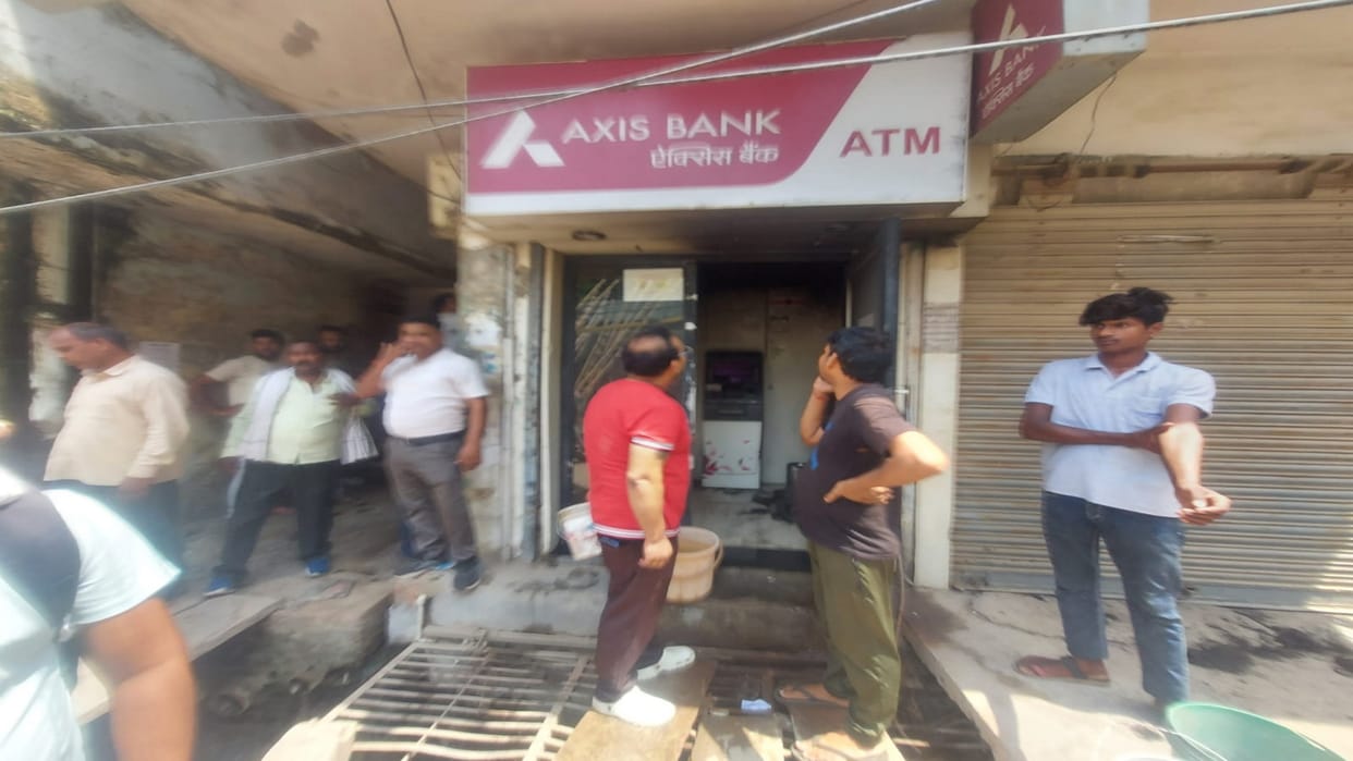 ATM machine caught fire due to short circuit in AC, lakhs of rupees saved from burning to ashes