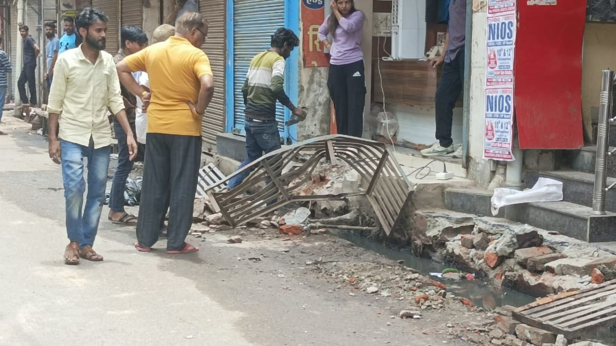 An altercation between traders and team,went to remove illegal encroachment under Gorakhpur Heritage Corridor