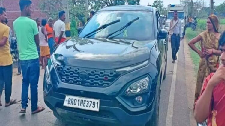 Accident: तेज रफ्तार बाइक ने ग्रामीण को मारी टक्कर... फिर कार ने कुचला, मौके पर मौत; सड़क पर शव रखकर प्रदर्शन