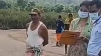 घटनास्थल पर मौजूद पुलिस व अन्य