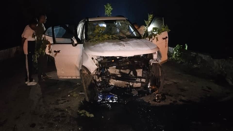 हादसे के बाद क्षतिग्रस्त कार