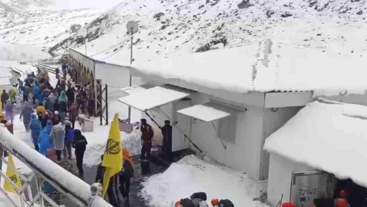 Heavy rain in Uttarakhand feeling cold people took out warm clothes snowfall in Hemkund Weather Update