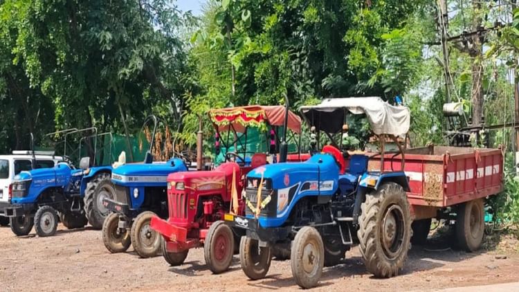 Chhattisgarh: खनिजों के अवैध उत्खनन-परिवहन पर प्रशासन की लगातार कड़ी कार्रवाई, सात ट्रैक्टर जब्त