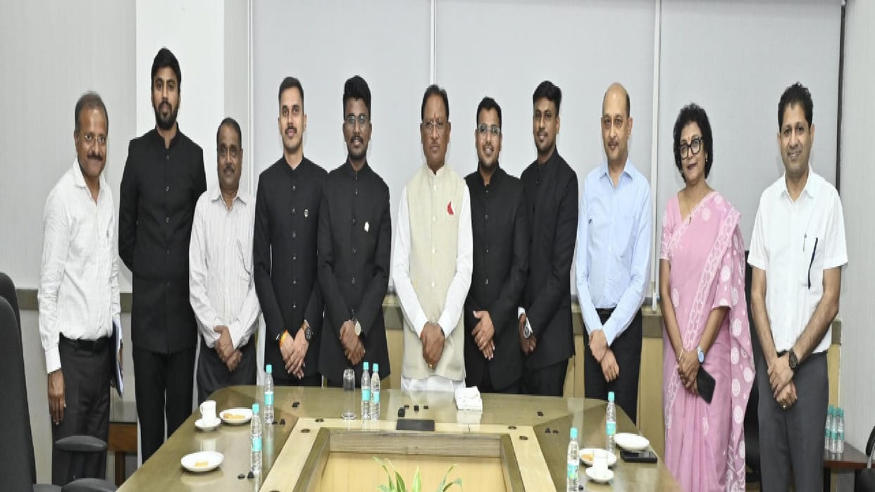 Trainee officers of Indian Administrative Service 2024 batch met CM Sai, five got Chhattisgarh cadre