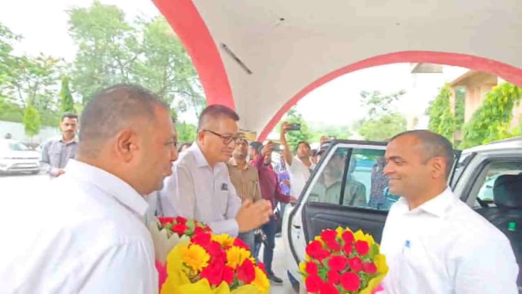 Haridwar: जमीन घोटाला; जिलाधिकारी कर्मेंद्र सिंह के निलंबन के बाद IAS मयूर दीक्षित ने संभाला कार्यभार