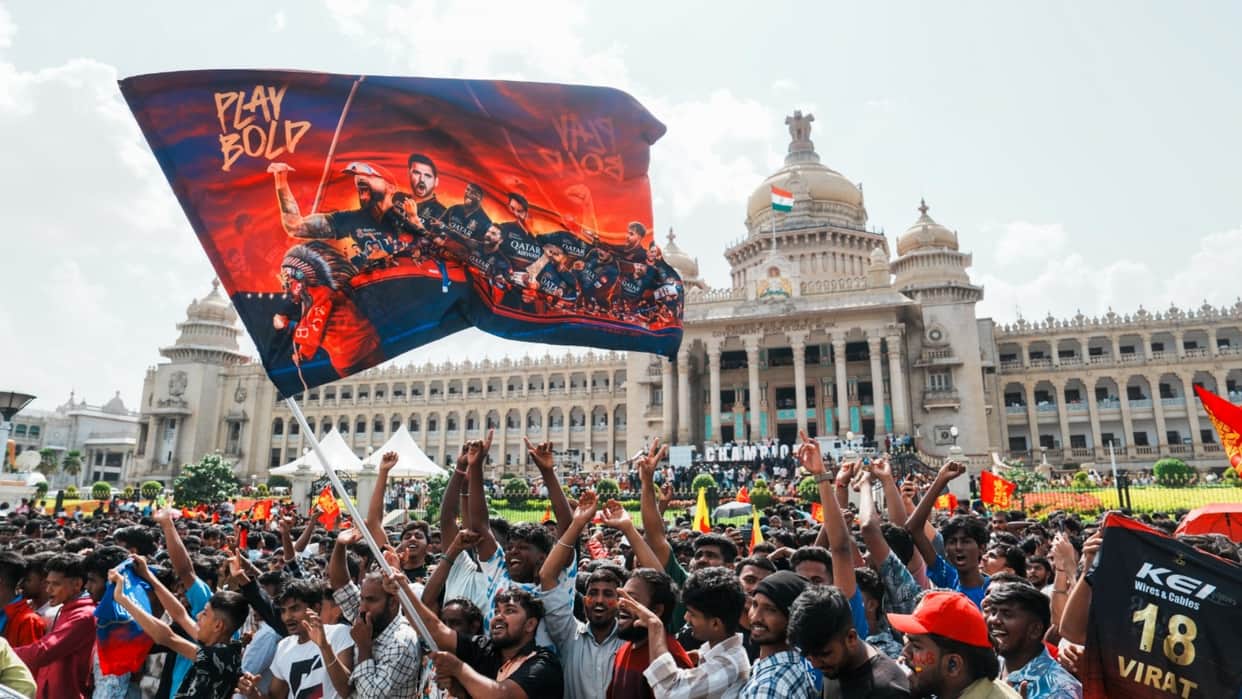 IPL 2025 Winner RCB gets a grand welcome on reaching Bangalore celebration photos huge crowd gathered