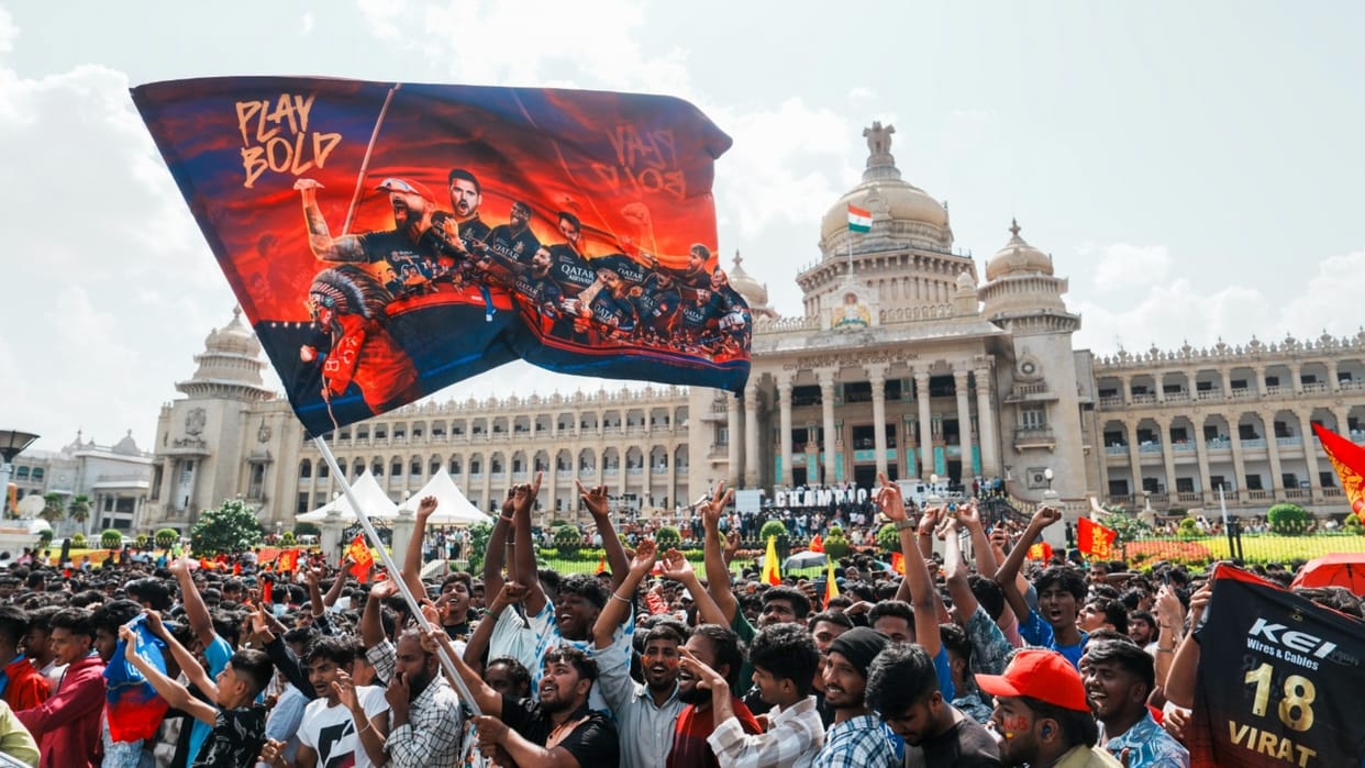 IPL 2025 Winner RCB gets a grand welcome on reaching Bangalore celebration photos huge crowd gathered